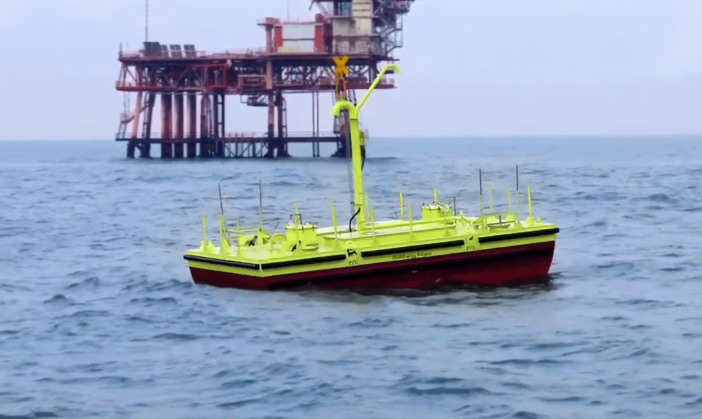Galleggiante giallo su mare a Pantelleria dispositivo per trasformare il movimento delle onde in energia elettrica