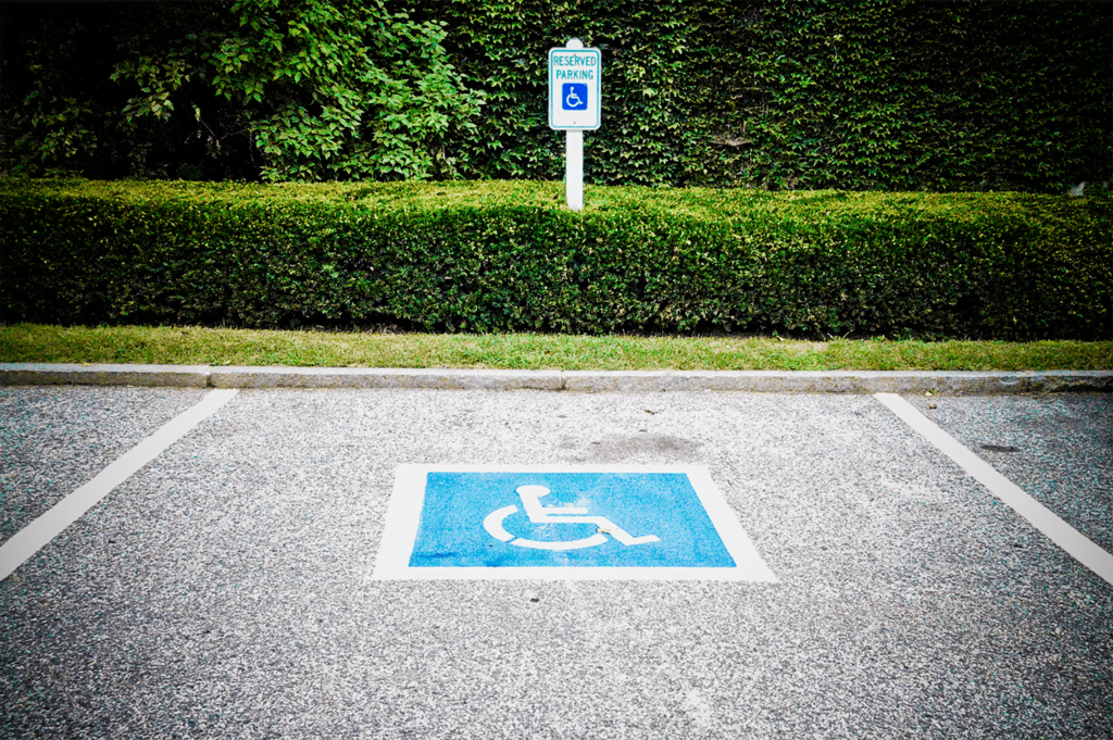 Abbattimento delle barriere architettoniche - parcheggio per disabili e sullo sfondo giardino