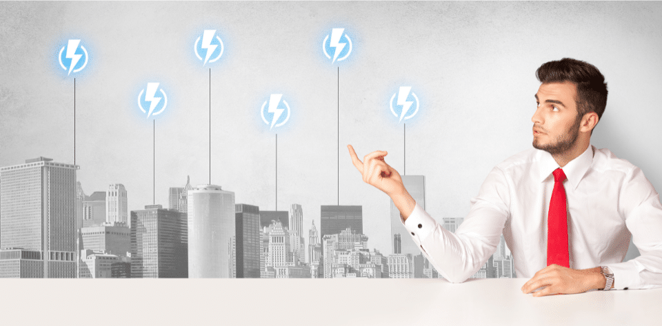 Ragazzo osserva le imprese a forte consumo energetico